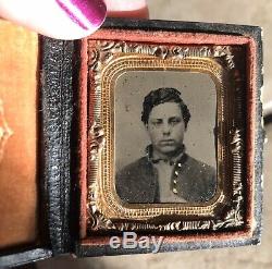 1/16 plate fully cased tintype of a Civil War soldier, 1860s, gilded buttons