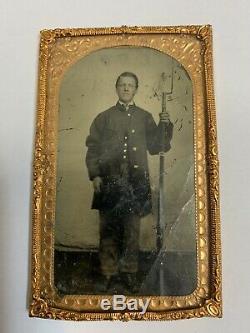 1/6th PLATE TINTYPE CIVIL WAR UNION SOLDIER OFFICER WITH RIFLE