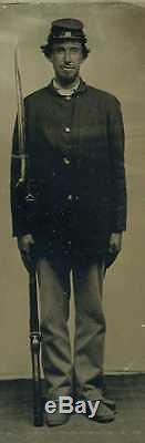1860'S CIVIL WAR UNION SOLDIER 1/4 PLATE TINTYPE RIFLE BAYONET CASE YANKEE