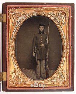 1860's CIVIL WAR 1/4 PLATE TINTYPE PHOTOGRAPH OF DOUBLE ARMED UNION SOLDIER