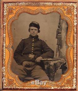 1860's CIVIL WAR 1/6 PLATE TINTYPE PHOTOGRAPH OF ARMED UNION SOLDIER with REVOLVER
