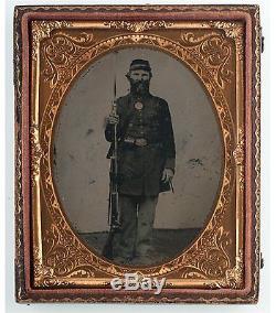 1860's CIVIL WAR TINTYPE PHOTOGRAPH OF ARMED UNION SOLDIER QUARTER PLATE SIZE