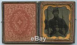1860s CASED 6th PLATE CIVIL WAR UNION SOLDIER HOLDING MUSKET & FIELD SWORD