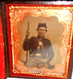 1860s CASED CIVIL WAR TINTYPE PHOTOGRAPH OF YOUNG UNION ARMY SOLDIER With RIFFLE