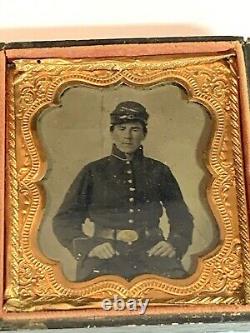 1860s CIVIL WAR TINTYPE PHOTO OF UNION ARMY SOLDIER IN CASE