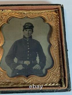 1860s CIVIL WAR TINTYPE PHOTO OF UNION ARMY SOLDIER IN CASE