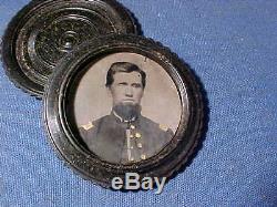 1860s CIVIL WAR Tintype UNION SOLDIER Officer PHOTO in ROUND GUTTA PERCHA CASE