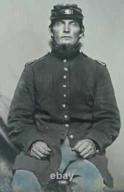 1861-65 Nice Civil War Union Soldier, 1/4 Plate Tin Type, Gotta-Percha Case