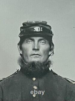 1861-65 Nice Civil War Union Soldier, 1/4 Plate Tin Type, Gotta-Percha Case