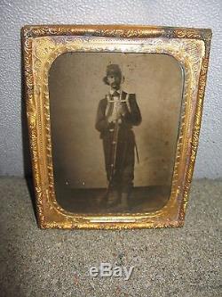 ANTIQUE CIVIL WAR 1/2 PLATE AMBROTYPE ARMED SOLDIER WithKNAPSACK ZOUAVE