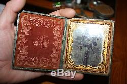 ANTIQUE CIVIL WAR UNION SOLDIER ARMED TINTYPE