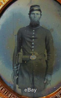 ARMED VINTAGE CIVIL WAR SOLDIER AMBROTYPE PHOTOGRAPH WithUNION CASE