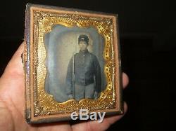 Ambrotype Civil War soldier with rifle (rifer. T15)
