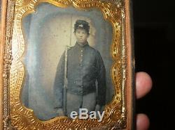 Ambrotype Civil War soldier with rifle (rifer. T15)