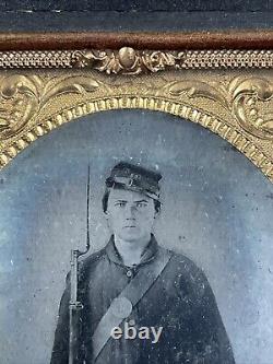 Antique Daguerreotype Photograph Portrait Young Armed Soldier Civil War Union