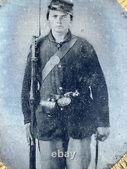 Antique Daguerreotype Photograph Portrait Young Armed Soldier Civil War Union