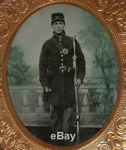 CIVIL WAR ARMED UNION SOLDIER IN FULL UNIFORM RUBY AMBROTYPE with PATRIOTIC CASE