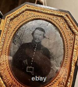 Civil War 1/6th Plate Tintype Of Union Soldier With Colt Army & Square Buckle