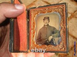 Civil War ambrotype photograph soldier with full uniform (rifer. T18)