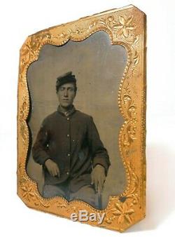 MID-19TH C ANTIQUE US CIVIL WAR UNION SOLDIER TINTYPE PHOTO WithGOLD FRAME NO CASE