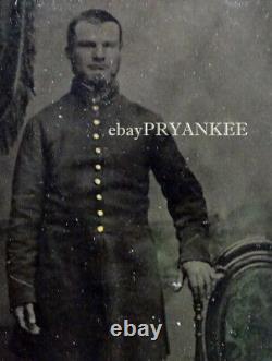 Original ANTIQUE Vintage US UNION CIVIL WAR SOLDIER in FROCK COAT Tintype Photo