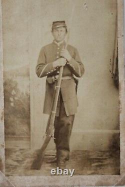 Rare Civil War image of a soldier with a long gun from prominent estate