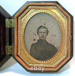 US CIVIL WAR ANTIQUE AMBROTYPE NH UNION SOLDIER WithCOAT/GUTTA PERCHA HEXAGON CASE