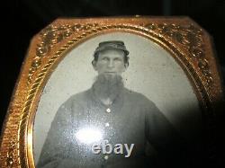 US Civil War tintype photograph soldier in uniform & kepi with gutta percha case